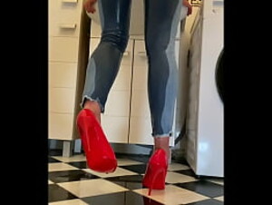 Desperate Wetting my Jeans and in my sexy Red HighHeels and play with