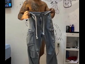 Mc Lebinho fazendo GRWM de cueca