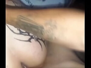 Mona peque&ntilde_a tatuada adicta a coger en 4