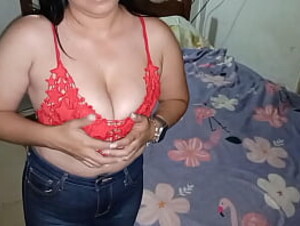 Juego con un seguidor me toca las tetas y termina chupandolas