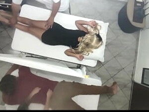 Video Grabaci&oacute_n Real Como el Masajista Tiene Sexo con la Mujer al Lado de su Marido