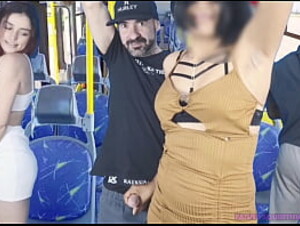 Mulher gostosa foi encoxada e levou gozada dentro do &ocirc_nibus cheio!