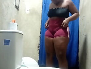 Camara amateur en el ba&ntilde_o de la sirvienta