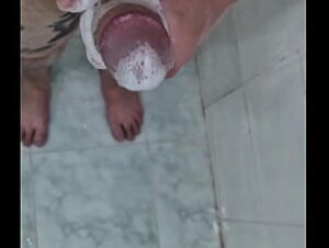 TOMANDO BANHO E LAVANDO O MEU PENIS