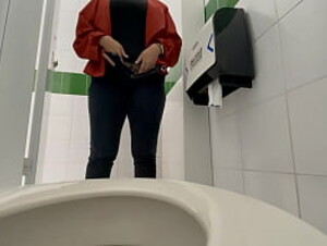 Camara amateur graba a secretaria en el ba&ntilde_o