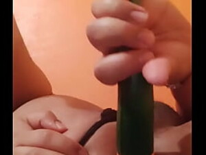 Masturb&aacute_ndome con un pepino