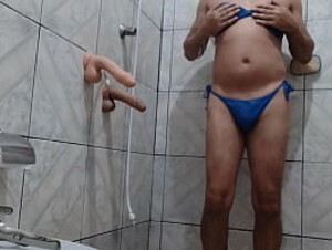 Puta tentando apagar o fogo no rabo no chuveiro