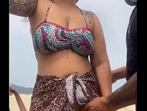 FIQUEI PELADINHA NA PRAIA NA FRENTE DO CARA, ELE FICOU DE PAU DURO, E EU DEI UMA PEGADINHA NO PAU