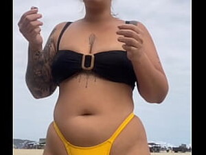 USANDO UM BIQUINI AMARELO BEM APERTADO RACHANDO A BUCETA PRA CHAMAR ATEN&Ccedil_&Atilde_O NA PRAIA