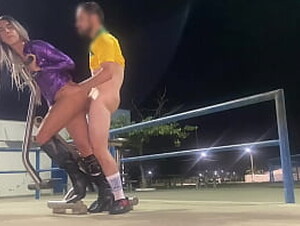 MACHO CASADO FUDENDO O CUZINHO DA SAFADA NA ACADEMIA DO BAIRRO DEPOIS DO JOGO DE FUTBOL