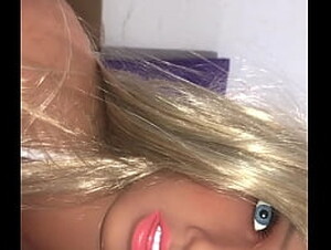 Fiquei sozinha c&aacute_ loira sacada da minha inteada ( sex toy ) ( sex doll )