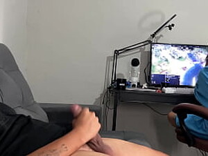 Peguei ele batendo punheta enquanto eu estava jogando, o que acha que eu fiz?