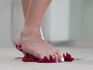 4K HOT FOOTFETISH! Crushing fruits with bare feet and high heels!